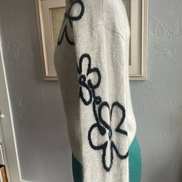 Cynthia Rowley Grey 100% 2Ply Cashmere Luxury Crewneck Sweater with Flower sz S - Picture 2 of 4